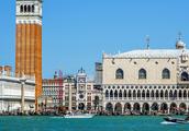 Go walking together -- Venice