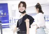 Cai Yilin shows body airport, beautiful sweet shoulder shows navel to appreciate sex appeal greatly,