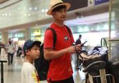Xie Yiqian Tian Liang shows body airport, father is in charge of physical labor pushing baggage, the