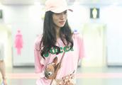 Han Xue wears baseball the cap wears pink T-shirt to show body airport skin to fair-skinned in vain,