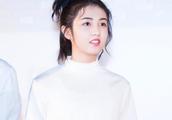 Zhang Zifeng does not wear high-heeled shoes eventually, a pair of small white shoes are pure and fr