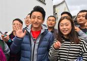 Zou Fuming takes wife to return Guizhou old home, 