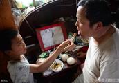 The man is gotten 44 years old child, the son wants to feed a meal to eat after 10 years, the wife c