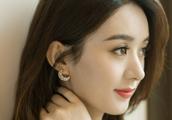 Zhao Liying is acting character of billow musical instrument, beautiful watch matchs beautiful woman