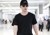 Deng Lun shows body Shanghai airport, t-shirt of blue trousers black, good figure is optional colloc