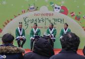 Mayor of Korea head Er and volunteer, change body green santa Claus