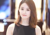 Hair of Zhao Liying elegant hold up drinks champagne goddess model is dye-in-the-wood, willow waist
