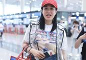 Zhong Liti appears on the airport, netizen: The design of this bull-puncher short skirt is to let a