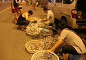 Rural fisherman roadside sells swimming crab 5 yua