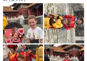 Many netizen is in Beijing come across of the Imperial Palace simperingly the boy, expression is wra
