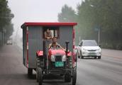 Chinese good father, 80 hind father opens a tractor to take daughter trip, cross 7 provinces to be o