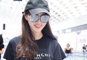 Tang Yan wears baseball cap and sunglasses wear skirt of black gauze of black T-shirt collocation to