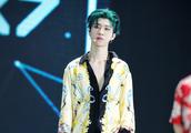 Fan Chengcheng wears beautiful shirt to deduce modelling of elder brother of expensive gas son of a