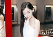 Model of long skirt of a white lubricious inclined shoulder shows Angelababy body activity, revealed