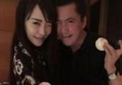 The water in recreational group has many deep, fan Bingbing is being held in the arms one face is he
