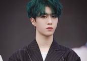 Fan Chengcheng catchs a green hair, tie-in a suit is handsome suit, temperamental drive up is spent