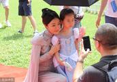See rich examine empress again! Qin Lan maintains umbrella temperament Wen Wan