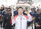 Du Haitao holds the position of hand of torch of 2018 Jakarta Asia Game, place Pose unpleasant attac