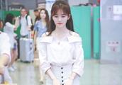 Ju Jing  Dai  shows body Shanghai, wear white of stripe shirt collocation to heat up pants, the Unit