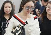 Yang Mi wears sweater to heat up pants to show bod