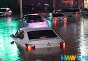 Dongguan rainstorm will raid bring about car of leach roadside park to be immersed by seeper