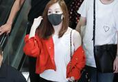 Wang Xinling wears guaze mask to wear black trousers of red dress collocation to show body airport,
