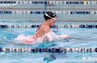 Breaststroke athlete why can the upper part of the body give water so tall?