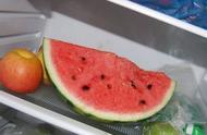 The woman eats watermelon of half of the previous night, because affect sexual shock to be sent into