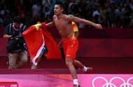 The Lin Dan that bat throws after losing a ball and to adversary firm the Chen Long of big thumb, do