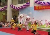Children's Festival village organizes an activity, 4 years old female child be afraid of be defeate