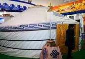 Qinghai sea appears on Tibetan blanket to exhibit a yurt to deliver prairie amorous feelings first o