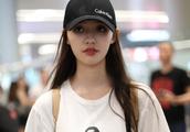 Lin Yun shows body Shanghai airport relaxed and ha