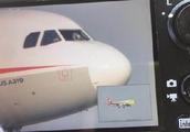 Burst of glass of windscreen of cockpit of plain boat plane falls off newest: State of airliner pilo