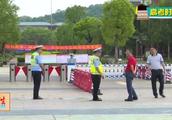 Policeman of public security of in relief river escorts the Emperor for student of the university en