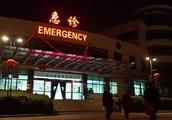 Shanghai Pudong locks up door suicide instead inside one woman hotel, police is rescued successfully