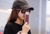 Tang Yan wears face of block of sunglasses of blac