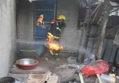 On fire of leak of liquid gas canister, emersion o