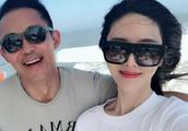 51 years old of Hou Yong are carried small 14 years old of charming wife go to sea bask in mood of s