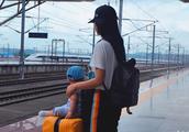 Zhu Dan takes child to take a train, low v of peaked cap, recreational outfit goes, occasion warmth