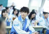 Wu Lei return to school after the vacation attends the commencement, the classmate of whole class is