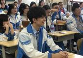 Wu Lei wears the school uniform with worn-out cuff