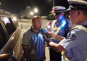 Fasten wine carefully to drive! Nanning policeman is severe during the world cup check wine to drive