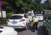 Car chaos stops tow away! Wu city policeman jockey