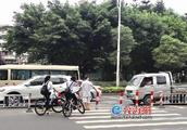 Is taking an in part to stop to still pass? This Zhangzhou zebra crossing 