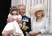 Charles prince holds card rice in the arms to pull grandson to disappear hold George in the arms Cha