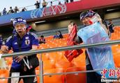 Fan of the Japan after the world cup is surpassed is initiative take away rubbish