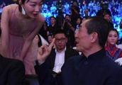 Zhou Dongyu obtains Zhang Yi to seek the heat that pull a hand to chat, often seek child handgrip ha
