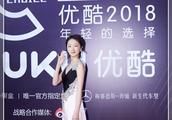 Zhou Dongyu is worn very sexily, skirt opening for