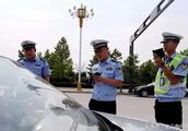 Policeman of Shanxi saline public security is severe check illicit home car to change one's costume
