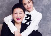Zhang Kaili Zhang Keying's mother and daughter pulls a hand 20 years to display with the stage firs